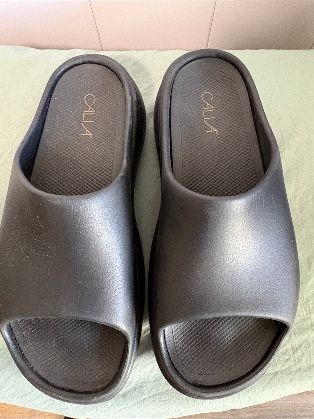 CALIA by Carrie Underwood Black Open-Toe Slide Sandals